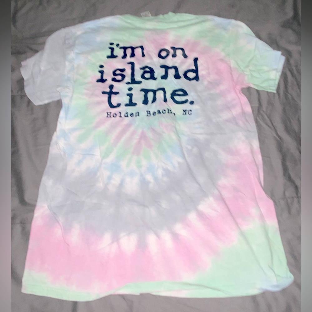 A colorful top that’s in great condition and hardly worn!